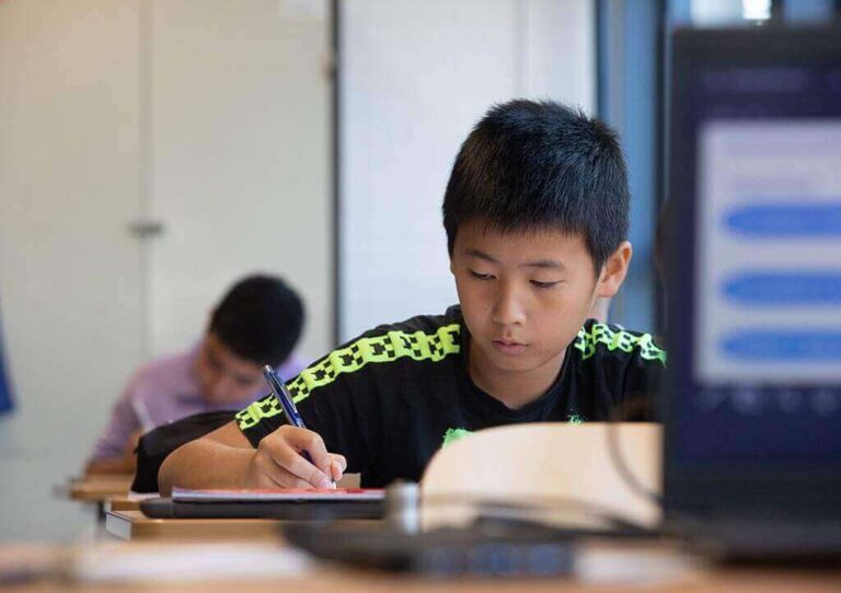 jongen-maakt-huiswerk-in-de-klas